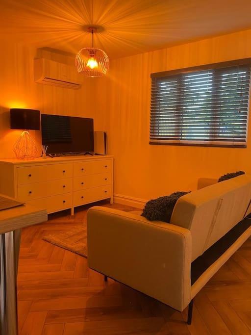 Cozy Cabin With Modern Comforts Wootton  Екстериор снимка