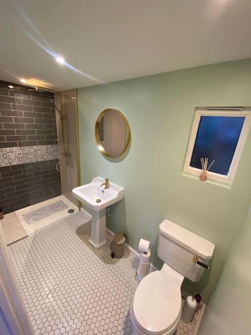 Cozy Cabin With Modern Comforts Wootton  Екстериор снимка